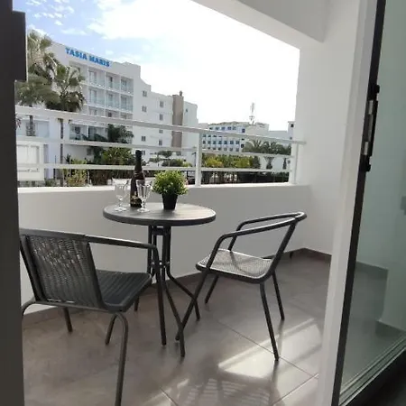 Nissi Avenue Apartment *