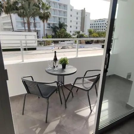 Nissi Avenue Apartment