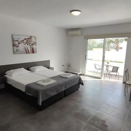 Nissi Avenue Apartment *